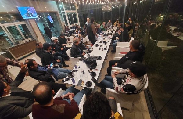 La réunion du bureau du Tunis Moto Club (TMC) en 2024, montrant les membres autour d'une table, discutant et planifiant ensemble
