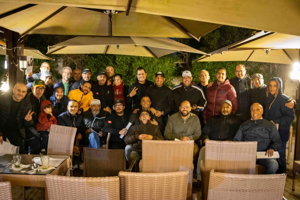 Une photo collective mettant en vedette 28 membres du Tunis Moto Club, tous souriants et unis devant la caméra pour capturer l'esprit de fraternité et de passion
